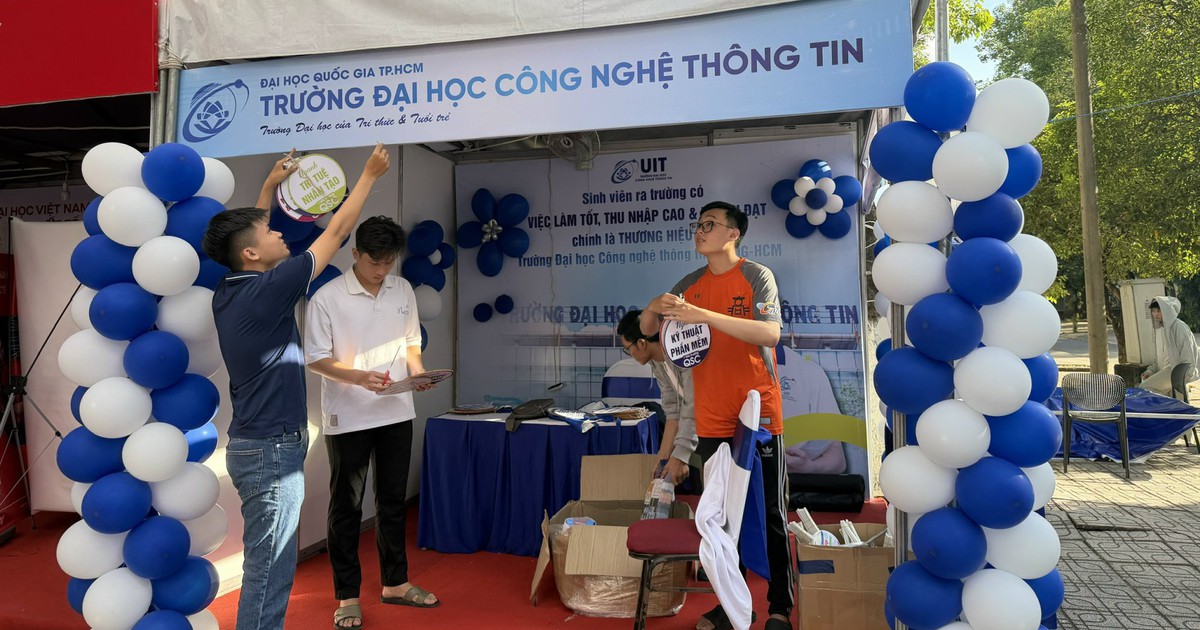 Trải nghiệm công nghệ mới tại các gian triển lãm Tư vấn mùa thi