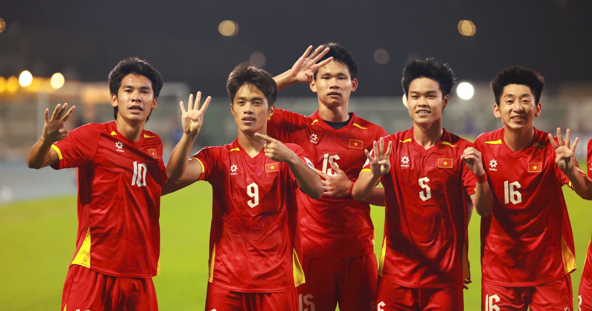 U.23 Việt Nam ăn mừng tri ân Hiểu Minh: Gắn kết và vô cùng cảm xúc!