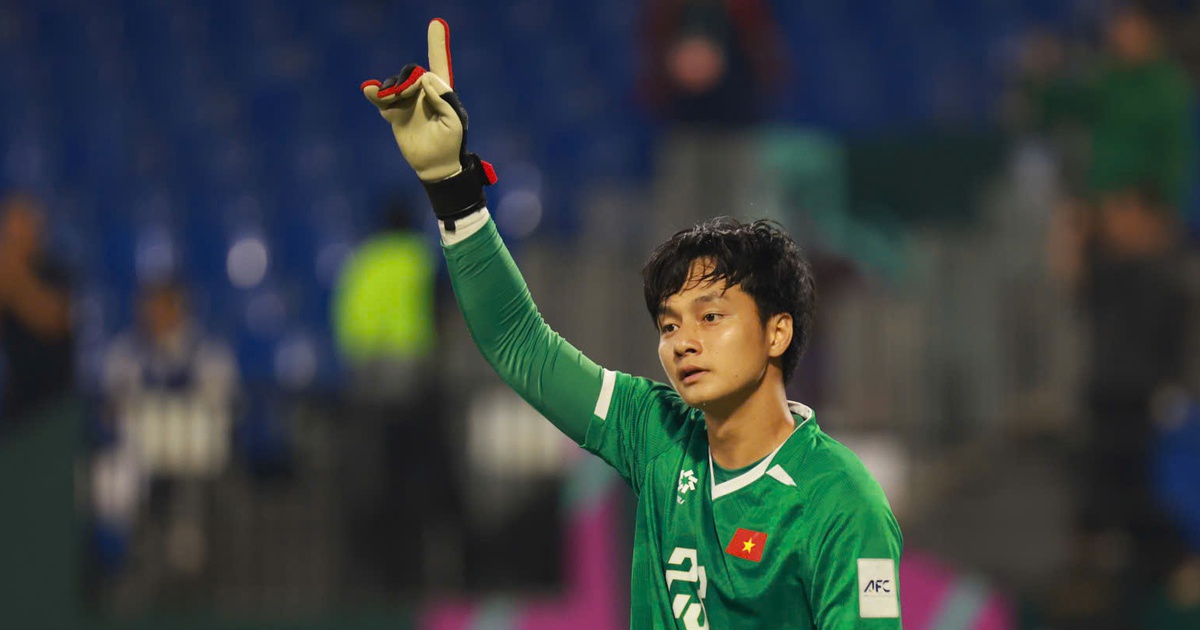 Cao Văn Bình là cầu thủ hay nhất trận, tiết lộ bí kíp bắt 11 m: ‘Tôi nhìn vào mắt đối thủ…’