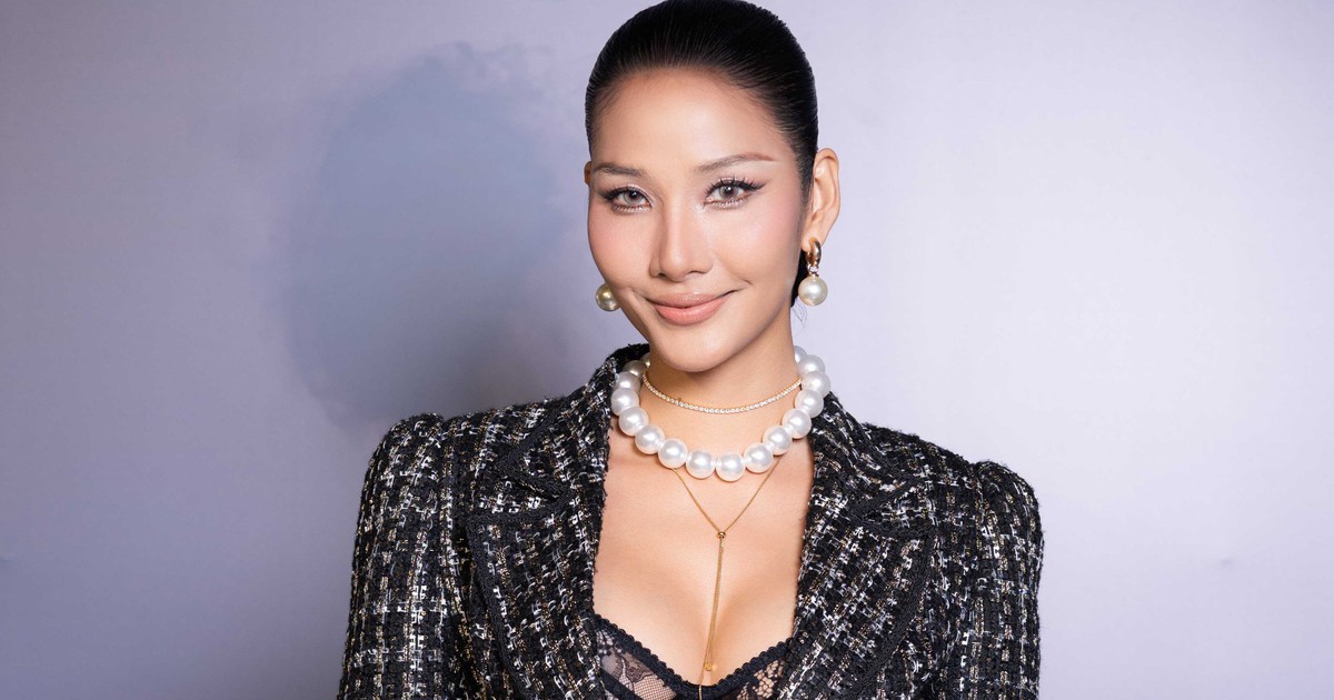 Siêu mẫu Hoàng Thùy, fashionista Harry Nista nổi bật tại giải thưởng thời trang