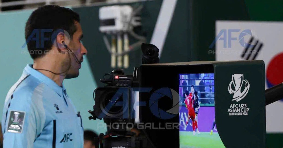 Đình Bắc va chạm ở vòng cấm, trọng tài 'quay xe' xóa phạt đền cho U.23 Việt Nam: Tại sao?