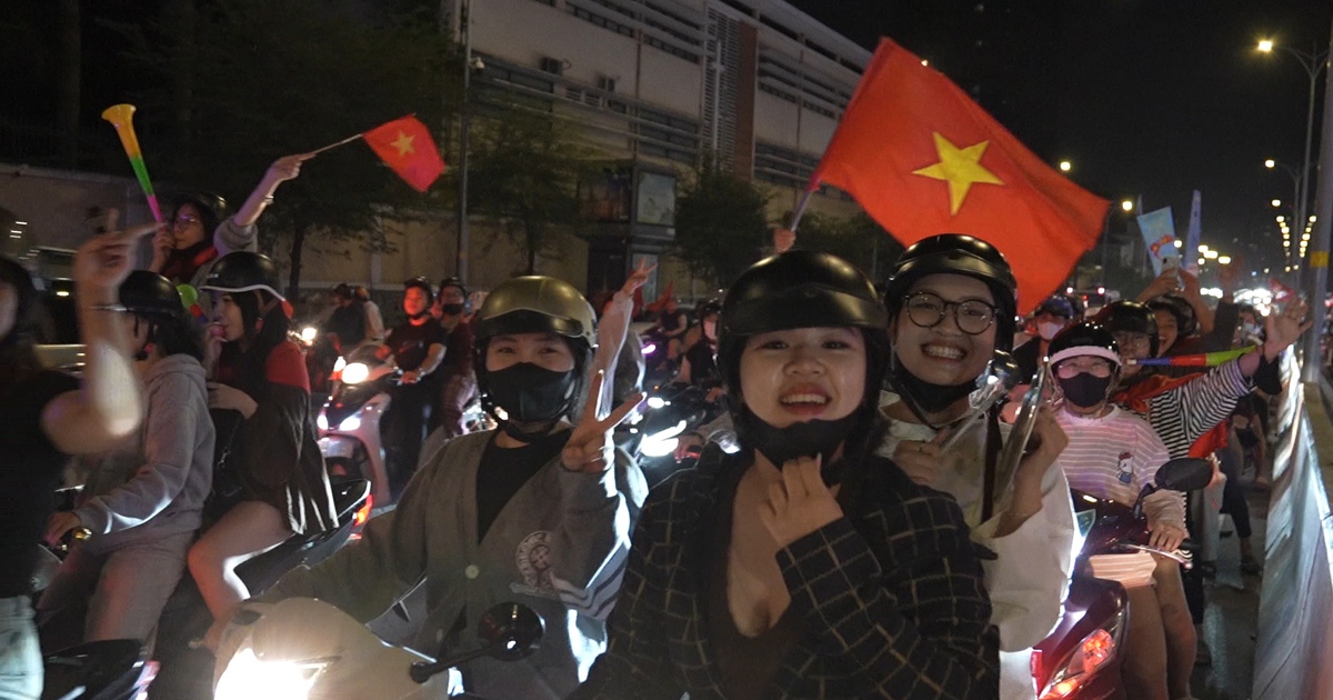 Người hâm mộ TP.HCM xuống đường ‘đi bão’ mừng U.23 Việt Nam giành HCĐ châu Á