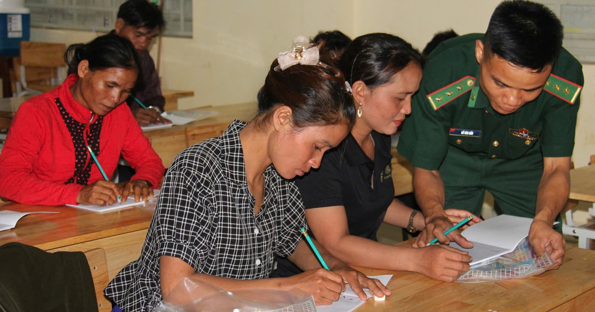 7 lớp học, 190 người biết chữ: Hành trình gieo chữ của một người lính