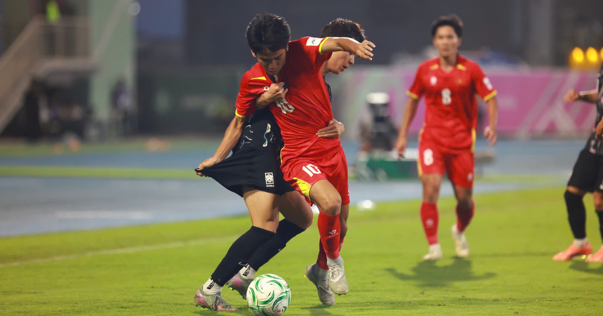 HLV Kim nghẹn ngào nhắc đến Hiểu Minh và tấm thẻ đỏ của Đình Bắc: U.23 Việt Nam cho tôi nhiều cảm xúc