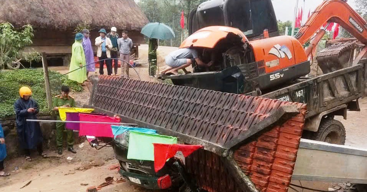 Đà Nẵng: Xe tải 'cõng' xe múc làm sập cổng chào, 2 người tử vong tại chỗ