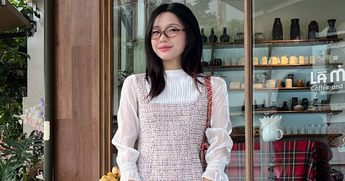 Áo cổ cao phối cùng váy hai dây tạo nét tinh tế cho ngày giao mùa