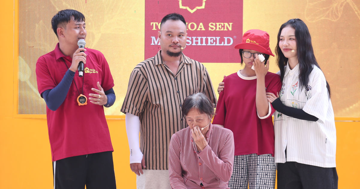 Xót xa cảnh bà cụ U.70 chật vật làm điểm tựa cho cháu gái mồ côi