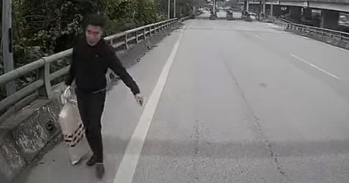 Người đàn ông kể khoảnh khắc nhặt được bao tải chứa 1 tỉ trên cao tốc