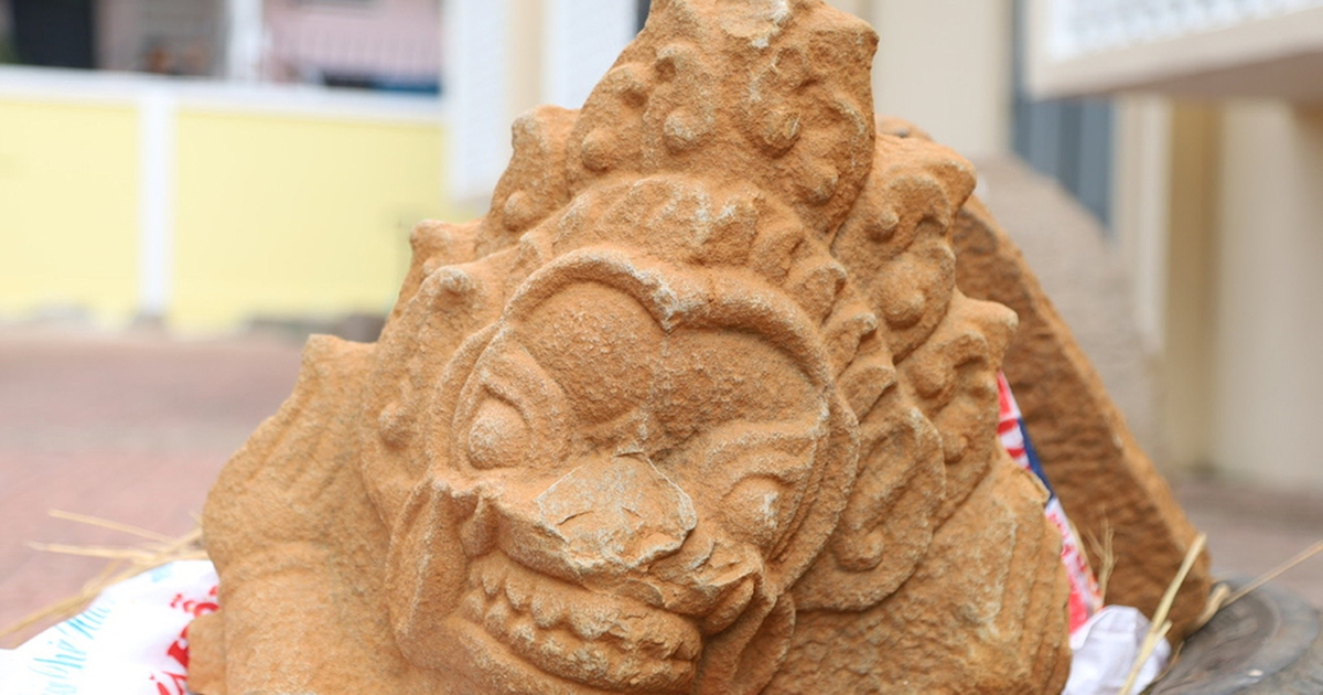 Công nhân phát hiện 2 phù điêu Champa tại tháp Dương Long