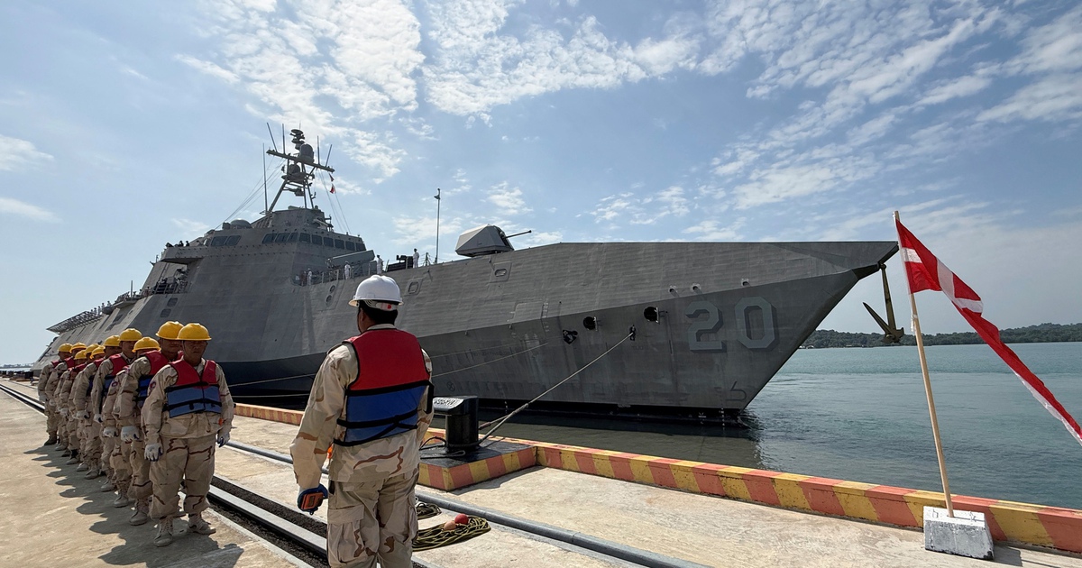 Tàu chiến Mỹ lần đầu thăm căn cứ Campuchia mới nâng cấp, đậu gần tàu Trung Quốc