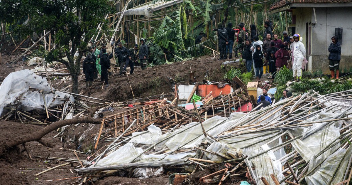 Chạy đua cứu hơn 80 người mất tích sau sạt lở kinh hoàng ở Indonesia