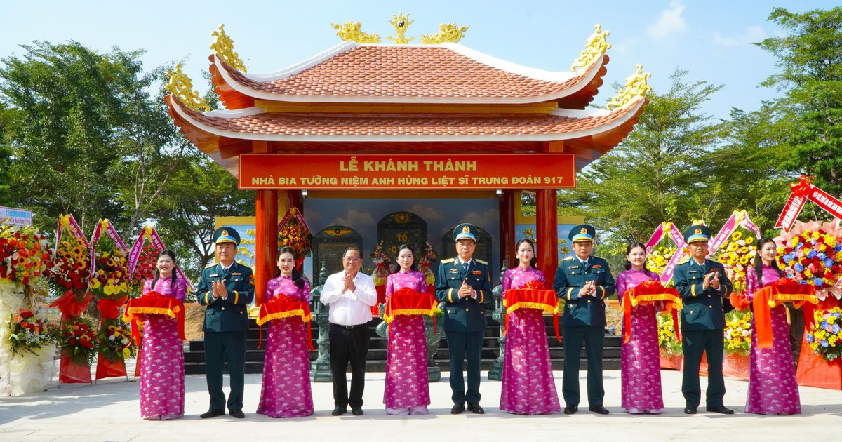 Khánh thành nhà bia tưởng niệm các anh hùng liệt sĩ Trung đoàn Không quân 917
