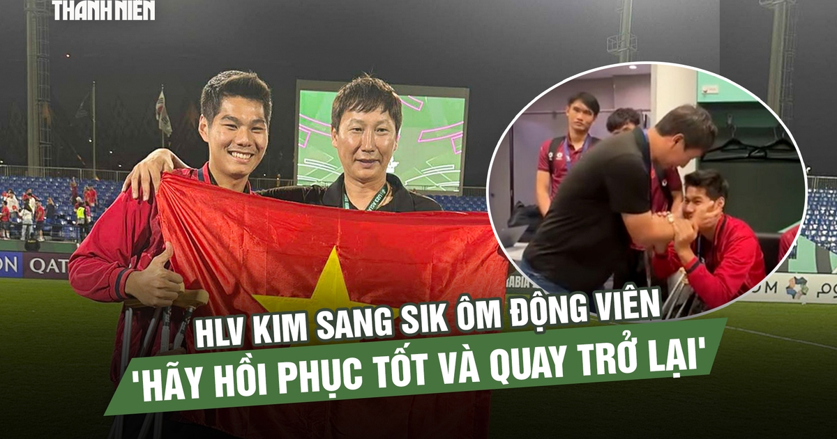 HLV Kim Sang-sik ôm động viên Hiểu Minh: 'Hãy hồi phục tốt và quay trở lại'