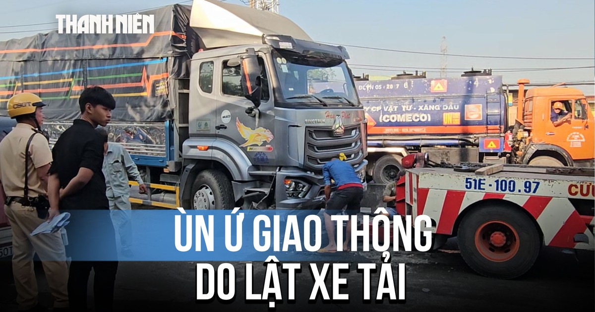 Xe tải tông dải phân cách, giao thông cửa ngõ TP.HCM ùn ứ