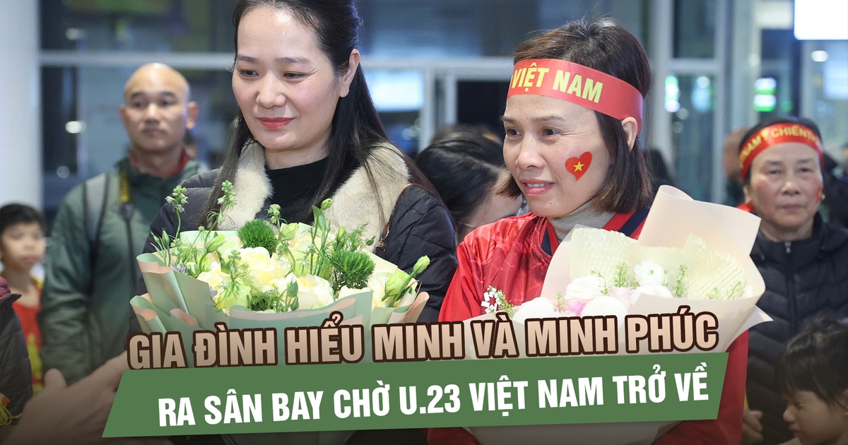 Gia đình Hiểu Minh và Minh Phúc ra sân bay chờ U.23 Việt Nam trở về