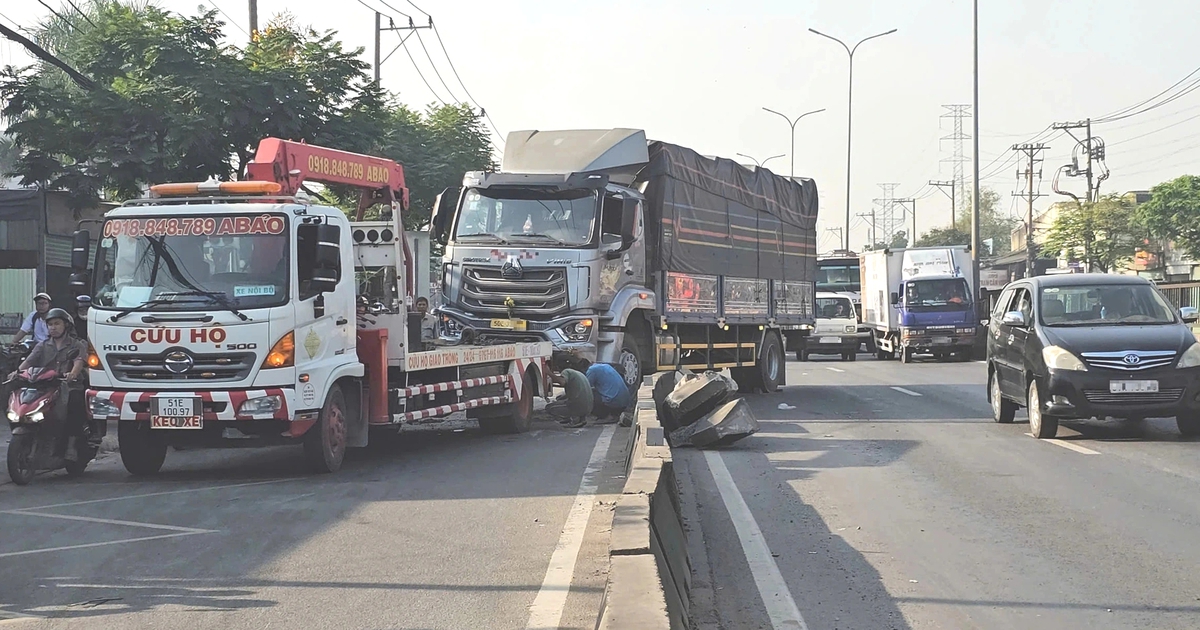Xe tải tông dải phân cách đường Lê Đức Anh, giao thông cửa ngõ TP.HCM ùn ứ