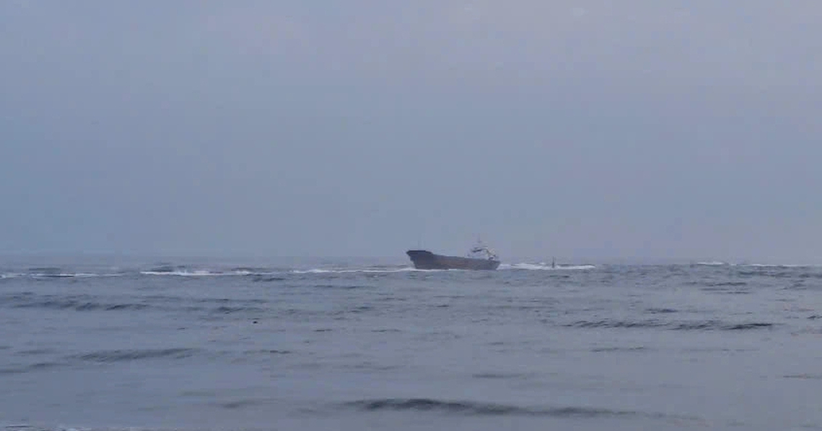 Tàu hàng gần 3.000 tấn mắc cạn tại cảng biển ở Quảng Trị