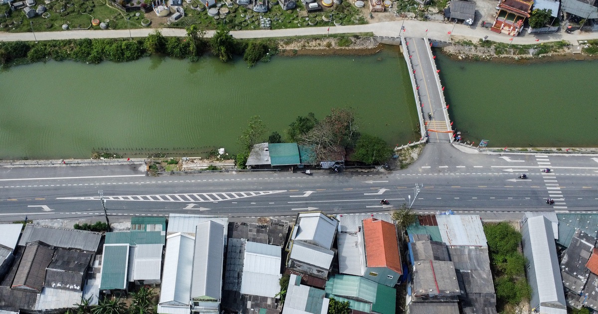 Cận cảnh QL49 bất ngờ bị cụt một phần do 'vướng' quán cháo bò