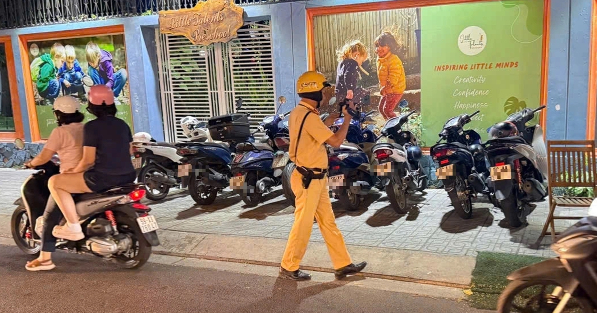 Đỗ xe máy trên vỉa hè: CSGT TP.HCM ghi hình phạt nguội gần 100 trường hợp