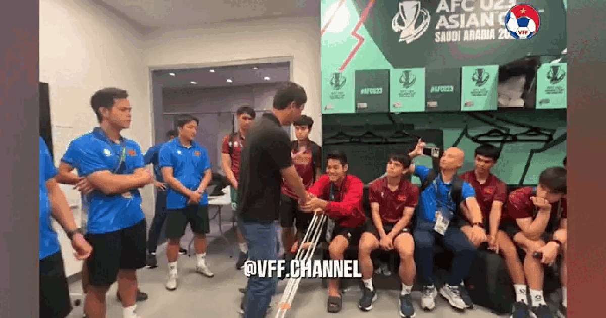 U.23 Việt Nam về nước trong đêm, Hiểu Minh được hỗ trợ xe lăn tại sân bay