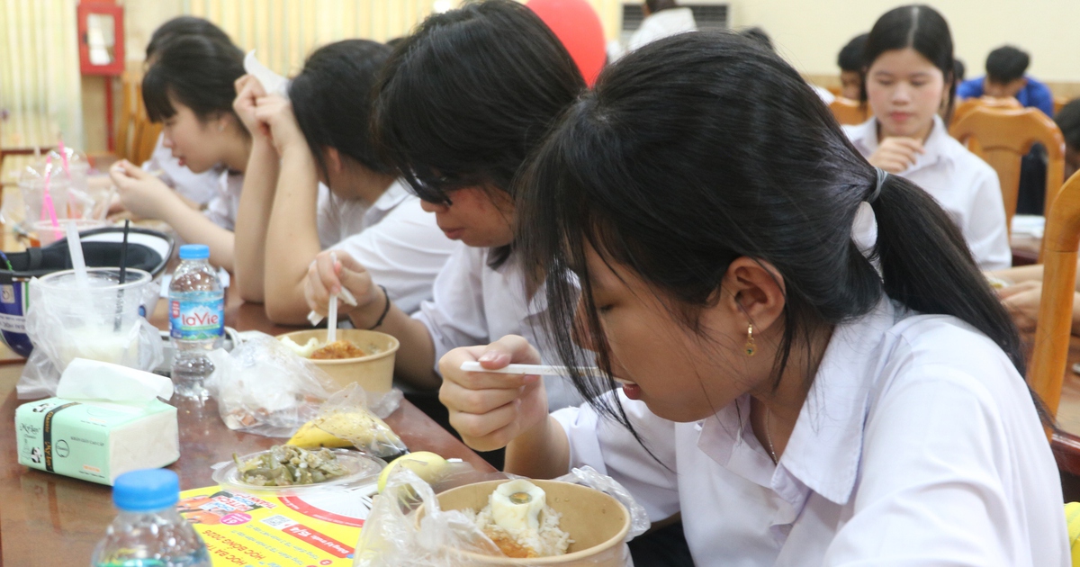 'Em không nghĩ đi Tư vấn mùa thi lại được lo cả cơm ăn, nước uống'