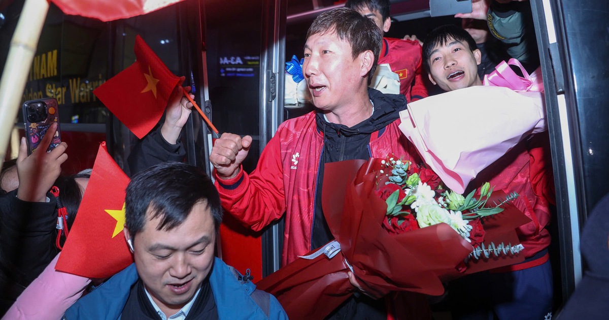 Hiểu Minh nhận hoa trên xe lăn, U.23 Việt Nam được 'biển người' chào đón: Thầy Kim tràn cảm xúc