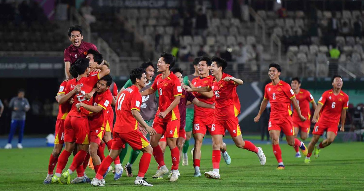 U.23 Việt Nam về nước trong đêm, Hiểu Minh được hỗ trợ xe lăn tại sân bay