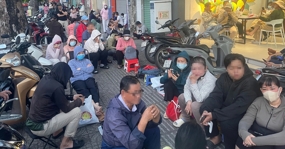 Xếp hàng từ sáng sớm suốt nhiều ngày liền vẫn không mua được vàng