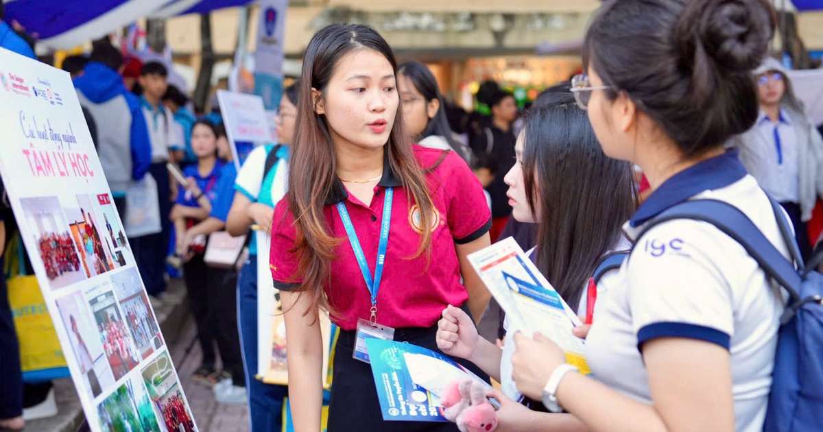 Đến gian hàng tư vấn, 'được' nhiều thứ