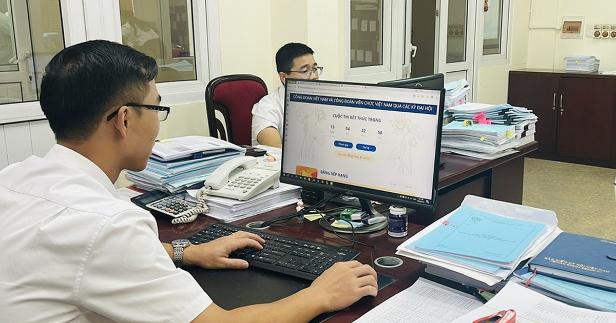 Viên chức được 'chân trong chân ngoài': Cởi mở nhưng cần kiểm soát