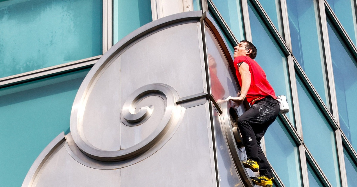 Tay không leo lên tòa nhà Taipei 101