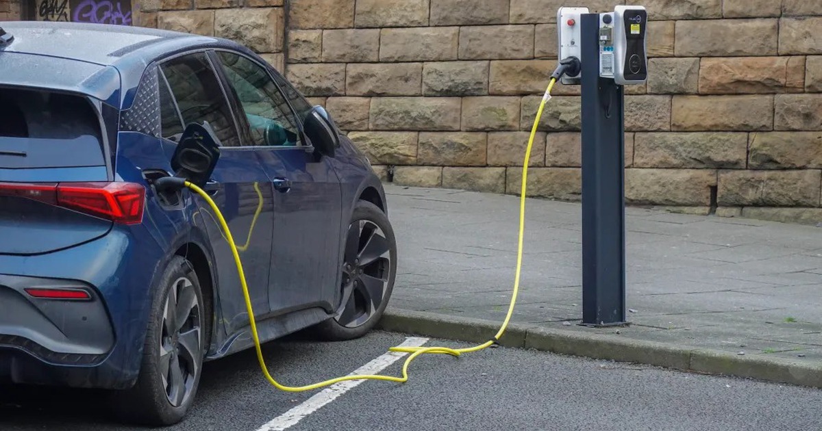 Thí điểm đỗ xe điện miễn phí trong thành phố, quy định mới gây tranh cãi