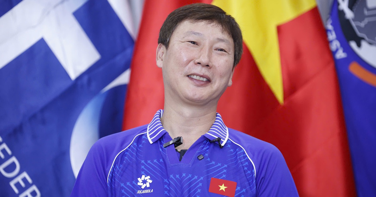 HLV Kim Sang-sik: 'Cảm xúc khá lạ khi đối đầu đội bóng quê hương'