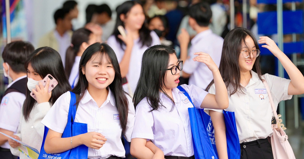 Đông nghịt học sinh 'trảy hội' chọn trường, chọn ngành