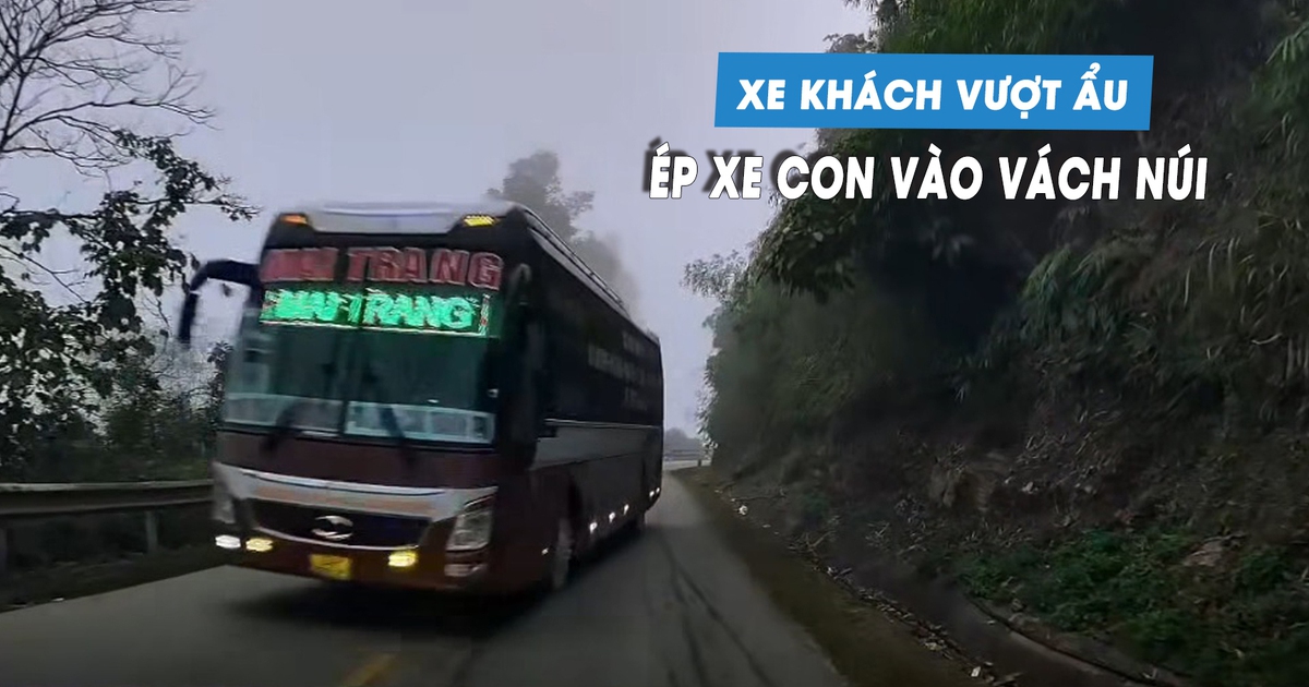 Ô tô con bị xe khách phóng ngược chiều ép vào vách núi