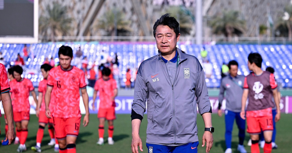 HLV Hàn Quốc cúi đầu xin lỗi, ngậm ngùi nhắc lại loạt đá luân lưu thua U.23 Việt Nam: ‘Thủ môn đã…’