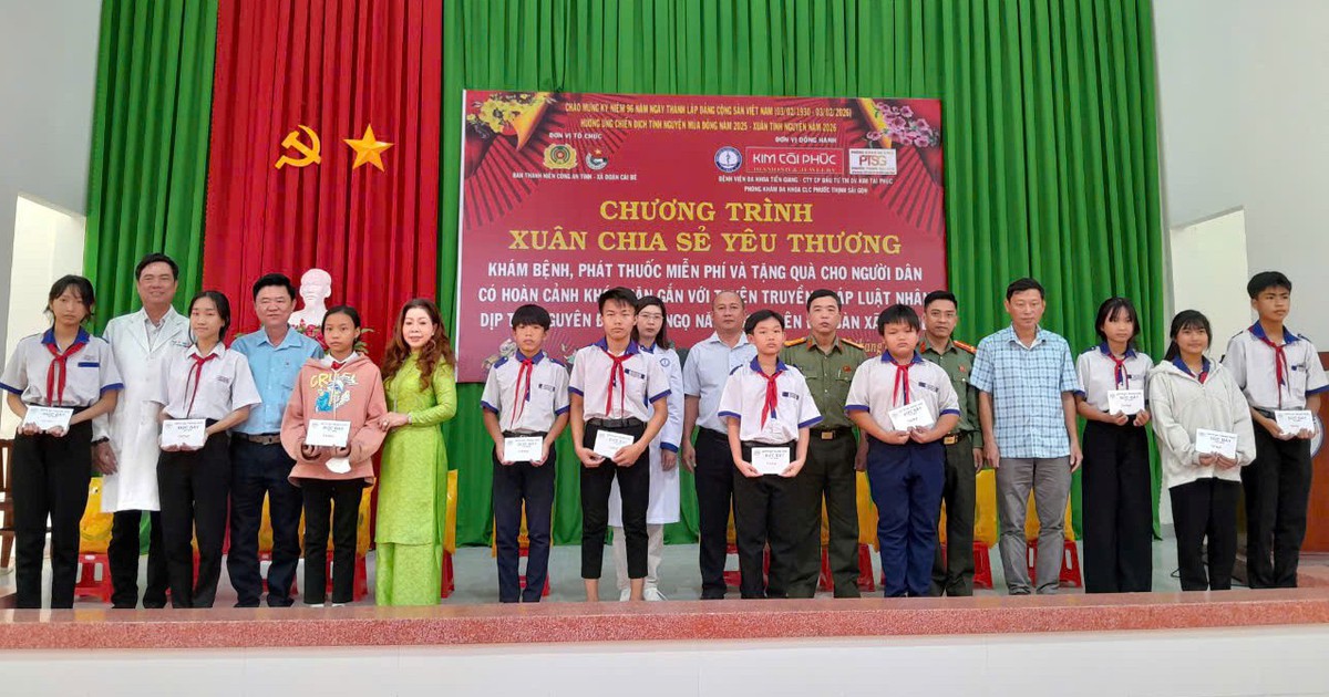 Chương trình ‘Xuân chia sẻ yêu thương’ đến với người dân xã Cái Bè, tỉnh Đồng Tháp