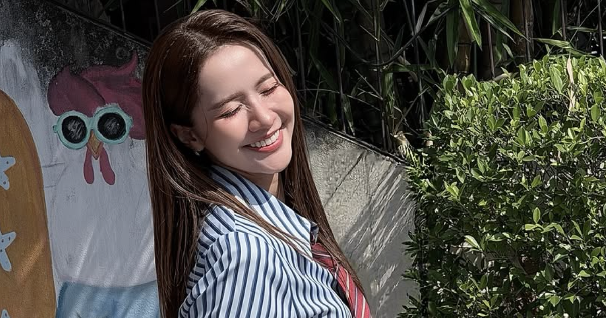 Áo sơ mi kẻ sọc tạo nên sự cân bằng giữa cổ điển và hiện đại