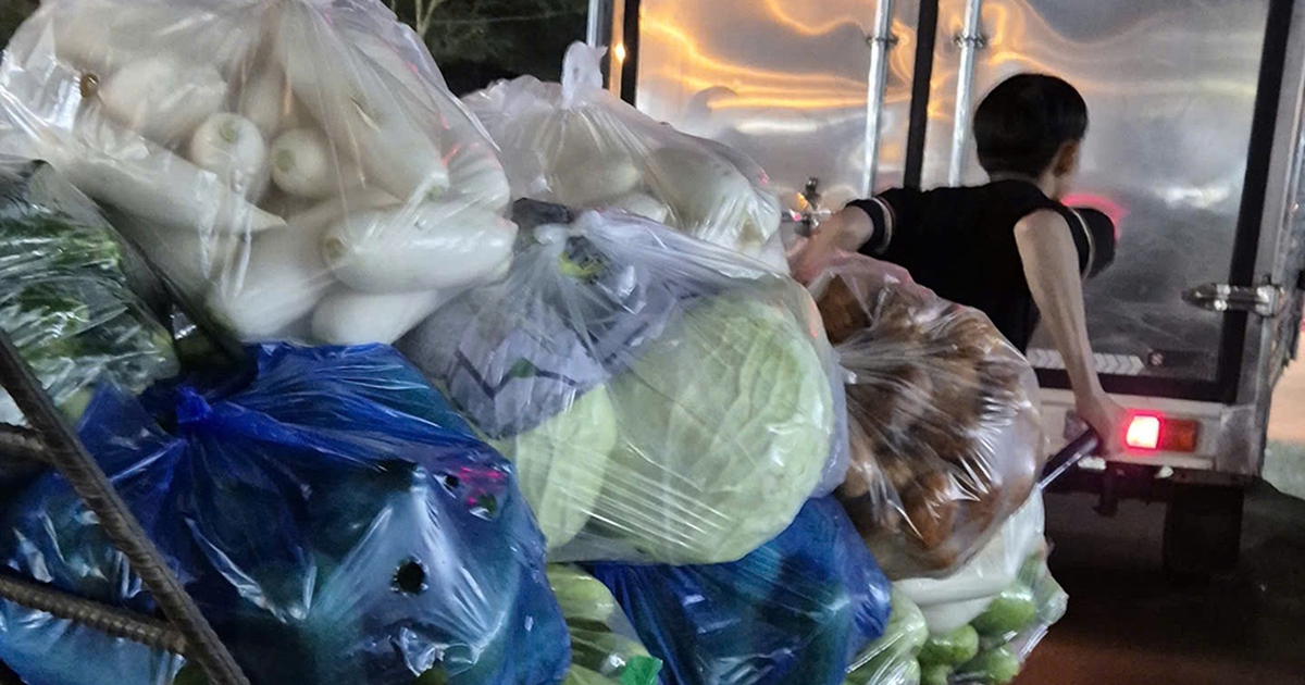 Trắng đêm mưu sinh ở chợ đầu mối Bình Điền