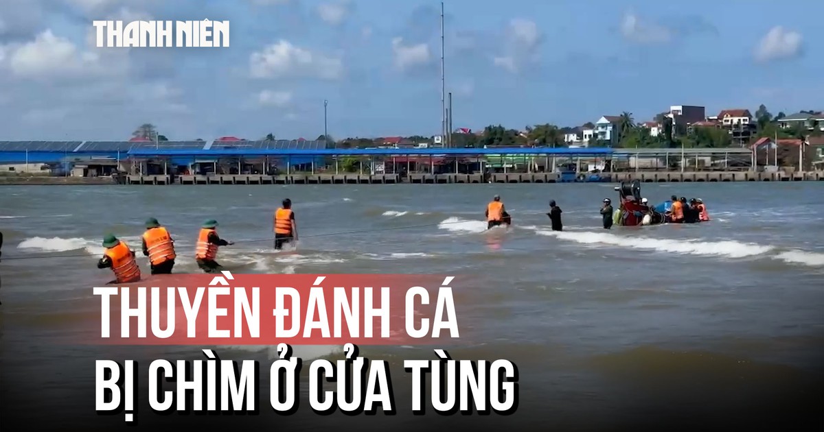 Một ngư dân sống sót sau khi thuyền đánh cá bị chìm tại cửa Tùng