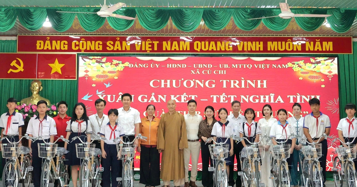 Tặng quà tết và xe đạp cho học sinh hiếu học ở xã Củ Chi