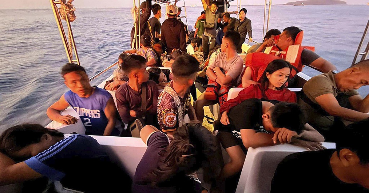 Chìm phà chở 359 người ở Philippines