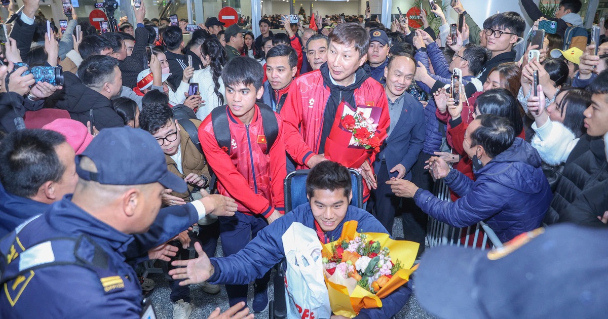 Báo Hàn Quốc: 'Khoảnh khắc HLV Kim sang-sik đẩy xe lăn cho Hiểu Minh lay động hàng triệu con tim'