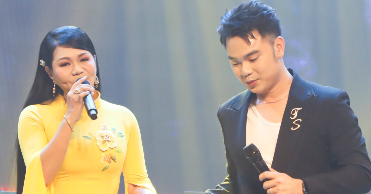 NSƯT Ngọc Huyền tình tứ với quán quân 'Solo cùng bolero' trên sân khấu