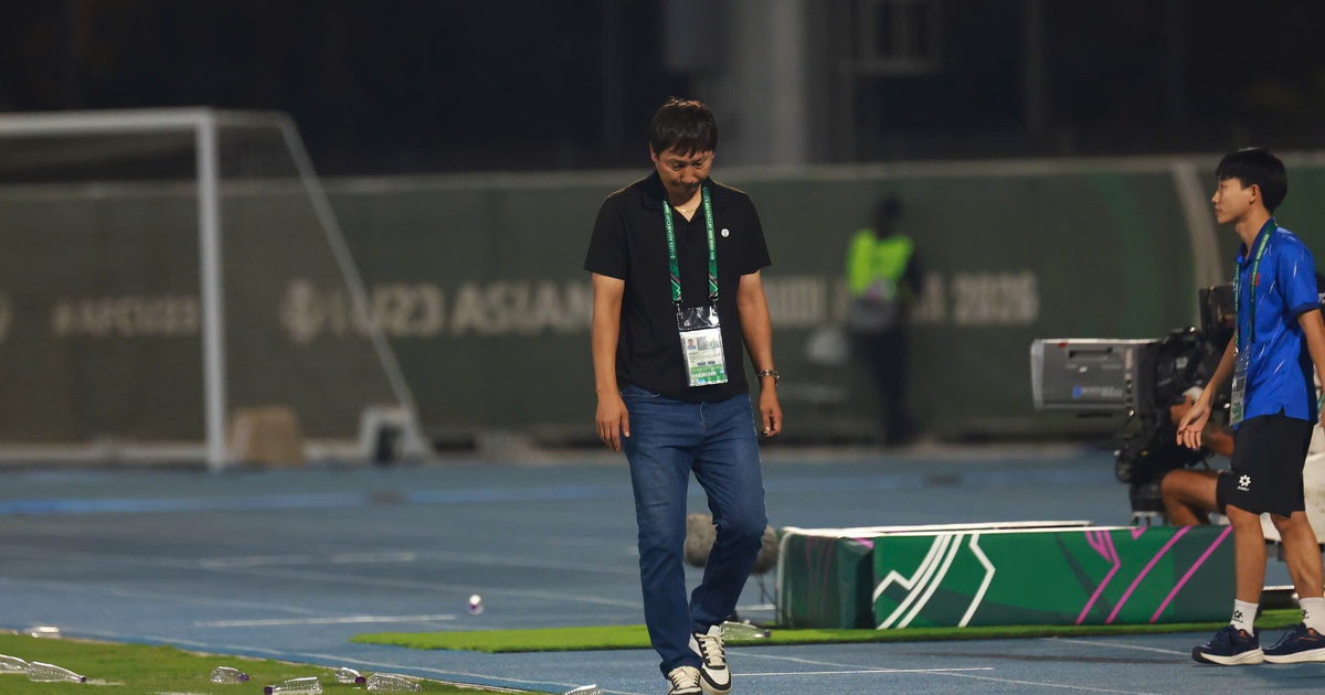 Truyền thông Hàn Quốc lý giải khoảnh khắc trầm lặng của HLV Kim Sang-sik sau trận thắng đội bóng quê hương