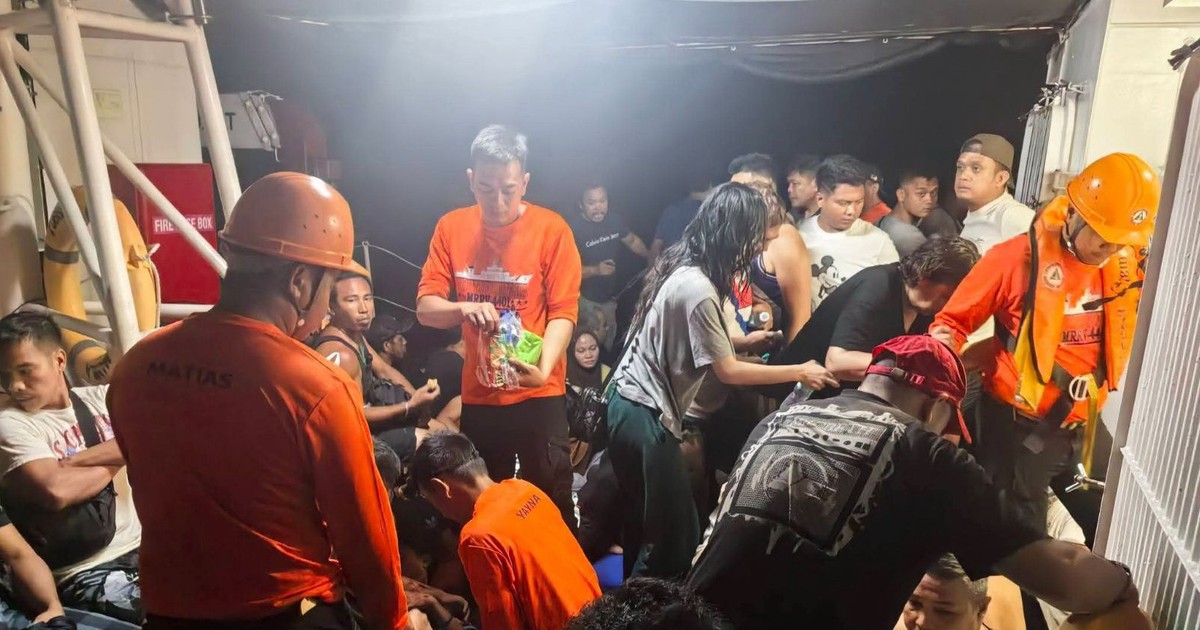 Chìm phà chở hơn 300 khách ở Philippines, nhiều người chết và mất tích