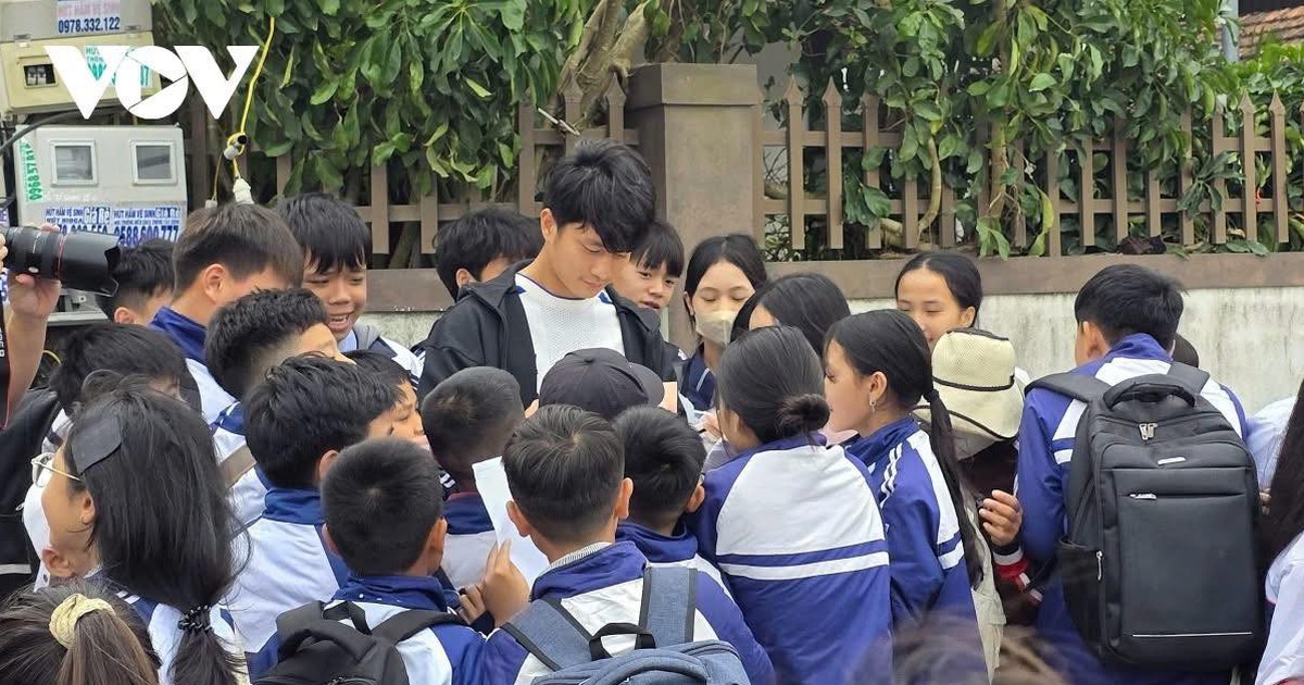 Thủ môn Cao Văn Bình trở về quê hương, người dân Nghệ An chào đón như người hùng