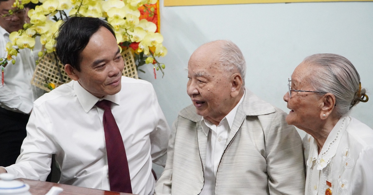 Thành ủy TP.HCM trao Huy hiệu Đảng đến nguyên trợ lý 2 Tổng Bí thư