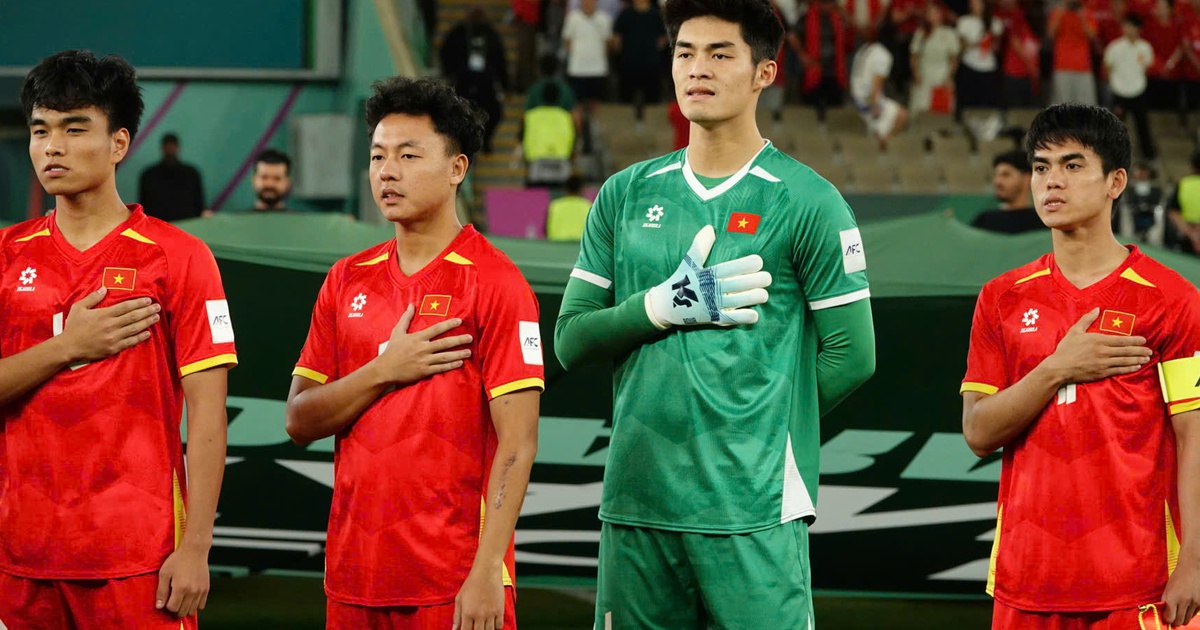 Đình Bắc không thể đấu Malaysia vì thẻ đỏ, còn Trung Kiên biết đâu được trám chỗ Văn Lâm?