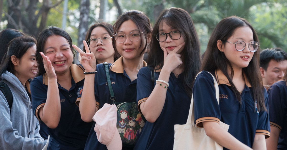 Học sinh lớp 12 'căng mình' ôn 4-5 kỳ thi để tìm đường vào đại học